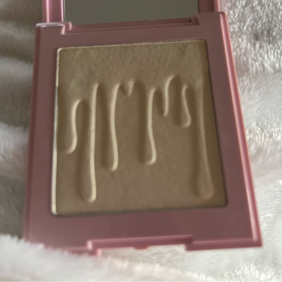 Kylie “Quartz” Pressed Illuminating Powder - Picture 4 of 4